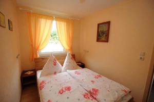 a bedroom with a bed and a window at Ferienhaus Frisch in Sassnitz