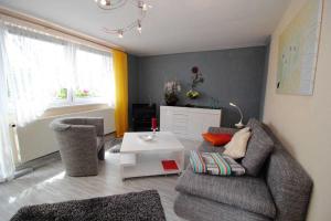 ein Wohnzimmer mit einem Sofa und einem Tisch in der Unterkunft Ferienhaus Frisch in Sassnitz