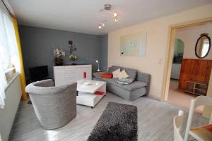 ein Wohnzimmer mit einem Sofa und einem Tisch in der Unterkunft Ferienhaus Frisch in Sassnitz