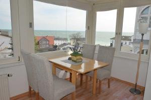 comedor con mesa y sillas y ventana grande en Villa Johanna mit herrlichem Seeblick en Sassnitz