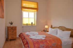 1 dormitorio con 1 cama con toallas en Villa Johanna mit herrlichem Seeblick en Sassnitz