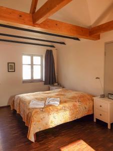 a bedroom with a large bed and a window at Ferienwohnung Zum Strandvoigt in Sassnitz