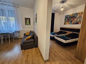 salon z 2 łóżkami i kanapą w obiekcie Apartamenty KoktajLOVE w Kielcach