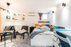 Ένα ή περισσότερα κρεβάτια σε δωμάτιο στο New Studio Apartment Emmy with free street parking