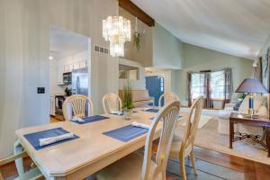 Un comedor y una sala de estar con mesa y sillas. en Spacious Aurora Retreat with Game Room and Hot Tub!, en Aurora