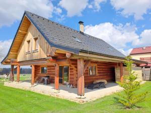 una cabaña de madera con techo de gambrel en srub U Holubů, en Malšice