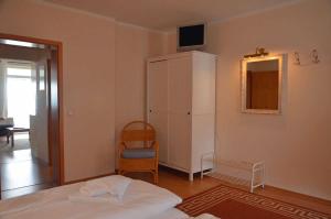 ザスニッツにあるFürstenhof - Ferienwohnung 403のベッドルーム1室(ベッド1台、鏡、椅子付)