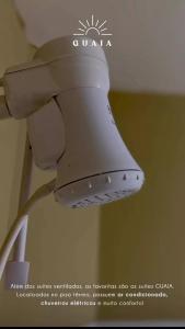 une lampe suspendue au plafond dans une pièce dans l'établissement POUSADA SOLAR DOS MOREIRAS, à Guajiru