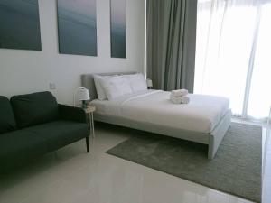 Postel nebo postele na pokoji v ubytování DAMAC HILLS - MONOLOCALE INCANTEVOLE CON PISCINA