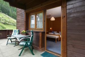 1 dormitorio y patio con mesa y sillas. en Fenderhof, en Sölden
