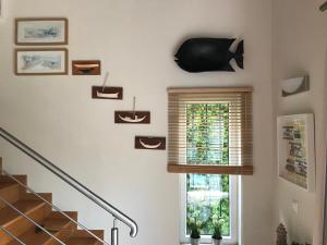 uma escada com uma janela e um estojo de escadas em Pita's House - Villa Sagres 2 em Sagres
