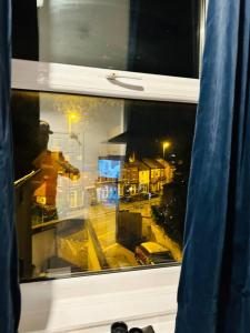 uma vista para uma cidade a partir de uma janela de comboio em Bespoke 2 Bedroom Apt Derby City em Derby