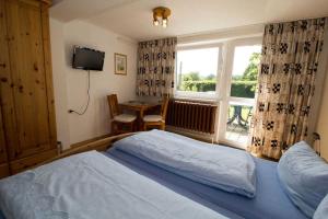 Ένα ή περισσότερα κρεβάτια σε δωμάτιο στο Ferienzimmer zum Försterberg