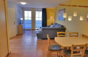 ein Wohnzimmer mit einem Tisch und einem Sofa in der Unterkunft Ferienwohnung Kranichglück in Neddesitz