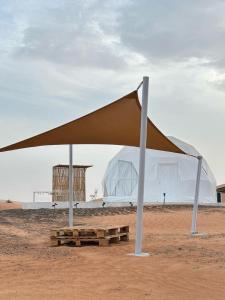 a large tent in the middle of the desert at Bubbles Domes Private Cmp in Al Wāşil