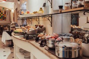 佛羅倫斯的住宿－II Guelfo Bianco，自助餐,柜台上有很多食物
