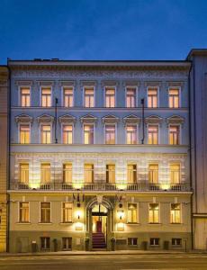 un grande edificio bianco con le luci accese di Hotel Raffaello Prague a Praga