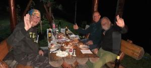grupa trzech mężczyzn siedzących przy stole w obiekcie Holiday bungalows Pajkovir w mieście Kolašin