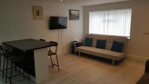 TV a/nebo společenská místnost v ubytování Central Windsor 2 bedroom flat with free parking