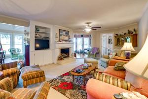 sala de estar con sofás y chimenea en Pet-Friendly New Concord Vacation Rental on Lake!, en New Concord