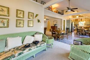 ein Wohnzimmer mit einem Sofa und einem Esszimmer in der Unterkunft Pet-Friendly New Concord Vacation Rental on Lake! in New Concord