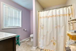 ein Bad mit einem Duschvorhang und einem WC in der Unterkunft Pet-Friendly New Concord Vacation Rental on Lake! in New Concord + 25 Fotos