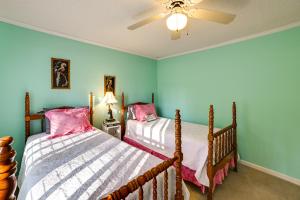 2 camas en una habitación con paredes azules en Pet-Friendly New Concord Vacation Rental on Lake!, en New Concord