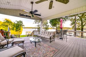 porche con sillas y mesas y ventilador de techo en Pet-Friendly New Concord Vacation Rental on Lake!, en New Concord