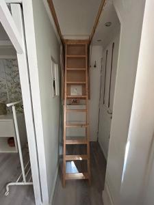 uma escada numa pequena casa com uma escada em Lovely studio Crimee em Paris