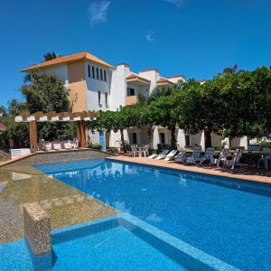 - une piscine en face d'une villa dans l'établissement HOTEL TORRE MARINA, à Monte Gordo