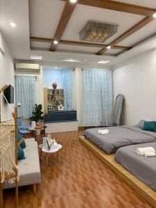 1 dormitorio con 2 camas y sala de estar en Đất Cảng Homestay en Hai Phong