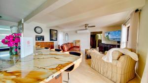 cocina y sala de estar con mesa y sillas en Seven Mile View Condo #2 en West Bay