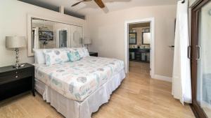 sypialnia z łóżkiem i lustrem w obiekcie Seven Mile View Condo #2 w mieście West Bay