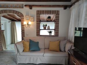 sala de estar con sofá y TV en Casa Grazia, en Gambassi Terme