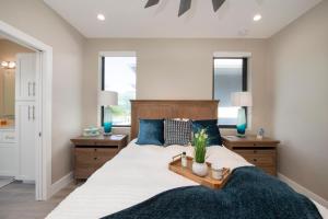 1 dormitorio con 1 cama grande con almohadas azules en Mahogany Villa 2-A / 4BR, 