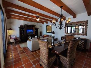 - un salon avec une table à manger et des chaises dans l'établissement Casa Linda, à Loreto