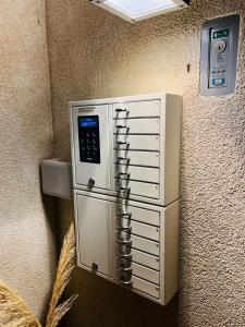 un teléfono público está pegado a una pared en Vinum at Felmis SELF CHECK-IN en Lucerna