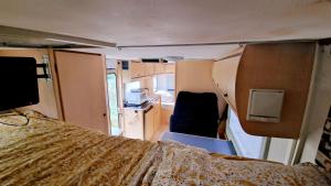 un camper con un letto e una cucina di Camping-car a Vitry-le-François