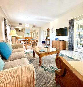 uma sala de estar com um sofá e uma mesa de centro em Regal Beach Club #322 em George Town
