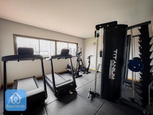 um ginásio com várias máquinas de piso numa sala em Apartamento de alto padrão no Caminho das Arvores em Salvador