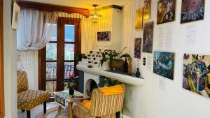uma sala de estar com lareira e uma mesa e cadeiras em Casa Nazimova Blue Room em San Cristóbal de Las Casas
