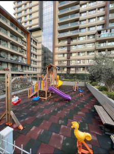une aire de jeux au milieu d'une ville dans l'établissement Wonderful apartment 2 bedroom with pool, à Istanbul