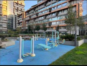 une aire de jeux en face d'un grand bâtiment dans l'établissement Wonderful apartment 2 bedroom with pool, à Istanbul