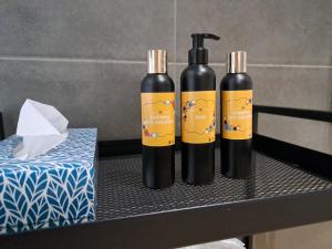 twee flessen wijn bovenop een tafel bij Gryfny Grubiorz in Katowice