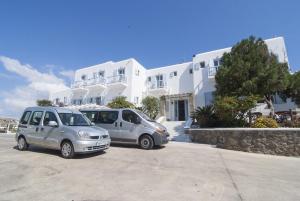 two cars parked in a parking lot in front of a building at Zephyros in Paraga
