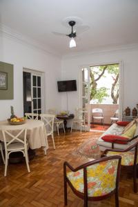 a living room with a table and chairs at Copacabana: Alma carioca in Rio de Janeiro