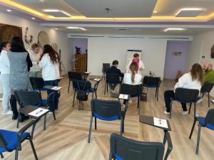 een groep vrouwen die in stoelen in een kamer zitten bij Shamarè Resort **** in Hrpelje