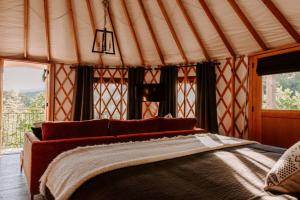 ein Schlafzimmer mit einem großen Bett in einem Zelt in der Unterkunft Santeetlah @ Sky Ridge Yurts in Bryson City