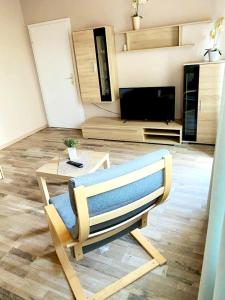 una silla en la sala de estar con TV en 3 bedrooms appartement with terrace and wifi at Lorsch, en Lorsch