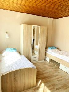 1 dormitorio con 2 camas y espejo en 3 bedrooms appartement with terrace and wifi at Lorsch, en Lorsch
